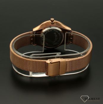 Zegarek damski różowe złoto Bruno Calvani BC3125 ROSE GOLD.  Tarcza zegarka okrągła w kolorze różowego złota z wyraźnymi cyframi czarnymi, wskazówki w kolorze czarnym. Dodatkowym atutem zegarka jest wyraźne logo (2).jpg